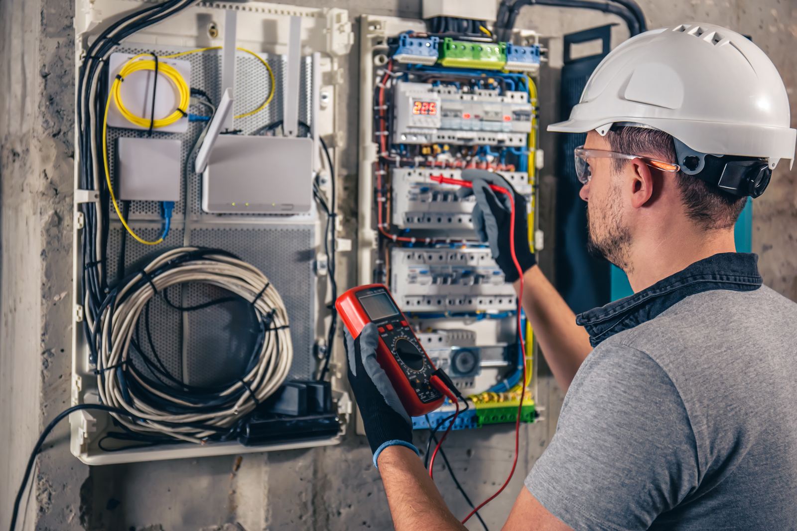Électricien intervenant sur un tableau électrique